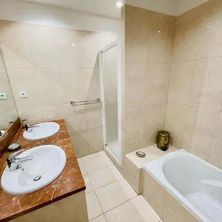 Le Clos De La Tour Piscine Chauffee Pensjonat 4*