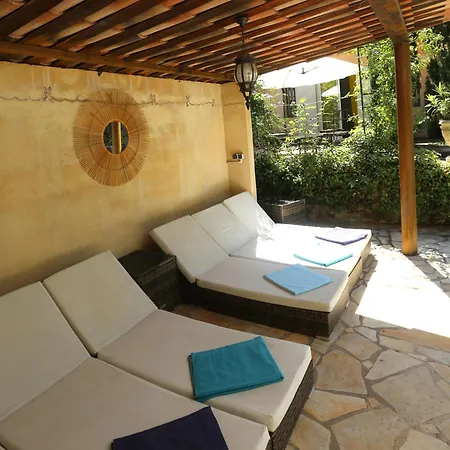 Le Clos De La Tour Piscine Chauffee בית הארחה 3*