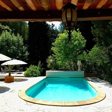 Le Clos De La Tour Piscine Chauffee Konukevi 4*