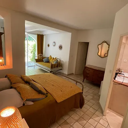 Le Clos De La Tour Piscine Chauffee Konukevi 4*