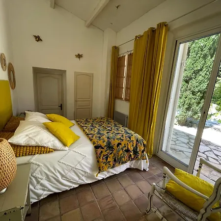 Le Clos De La Tour Piscine Chauffée Pensión